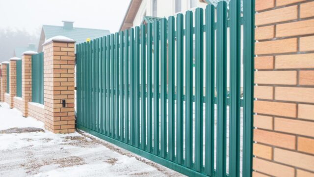 Что такое забор из металлопрофиля (забор из металлоштакетника)